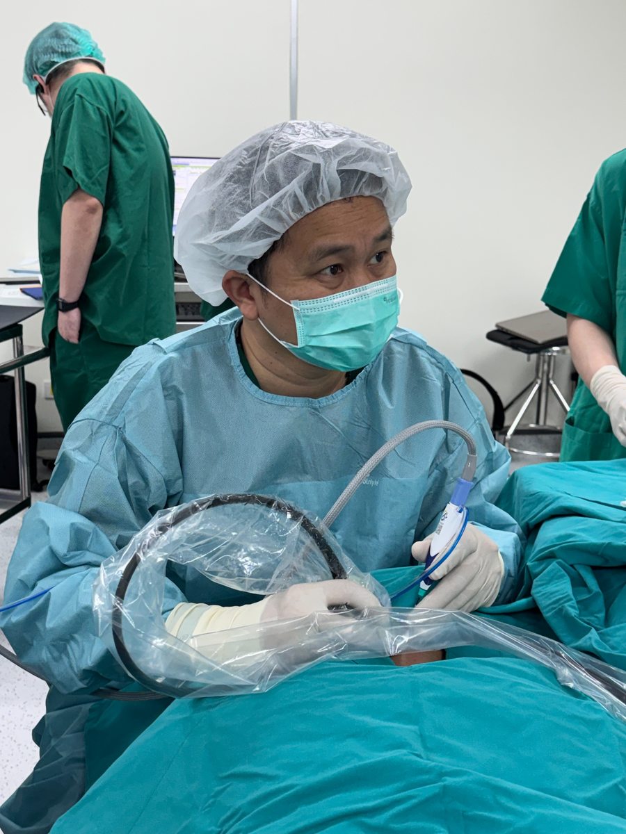 นพ.อังกูร อนุวงศ์ ขณะทำการจี้ไทรอยด์ด้วย Microwave Ablation ภายใต้อัลตราซาวด์